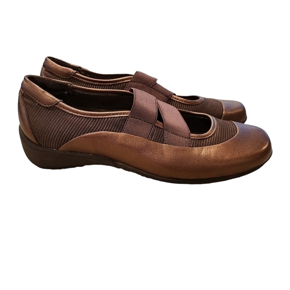 Munro American Bronze Mary Jane Slip-on Shoes, Made in USA, Size 7 - Picture 6 of 13